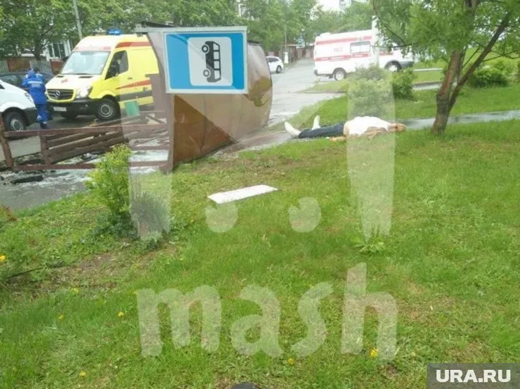 На одного из погибших отбросило остановку