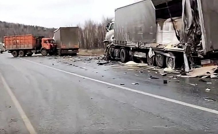 На М5 между Миассом и Златоустом перекрыли движение из-за ДТП с шестью фурами. Видео