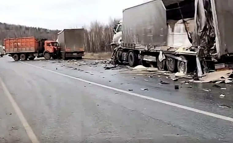 Некоторые фуры встали поперек трассы