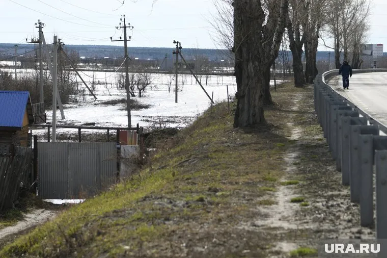 Курганцы ждут, когда Тобол освободит шоссе Тюнина