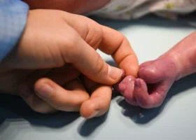 Курганцы поблагодарили врачей за спасенные жизни своих детей