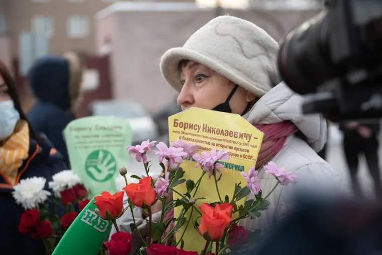Возложение цветов к памятнику Б.Н. Ельцину. Екатеринбург