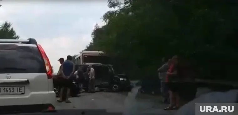 Автомобили кортежа получили много повреждений