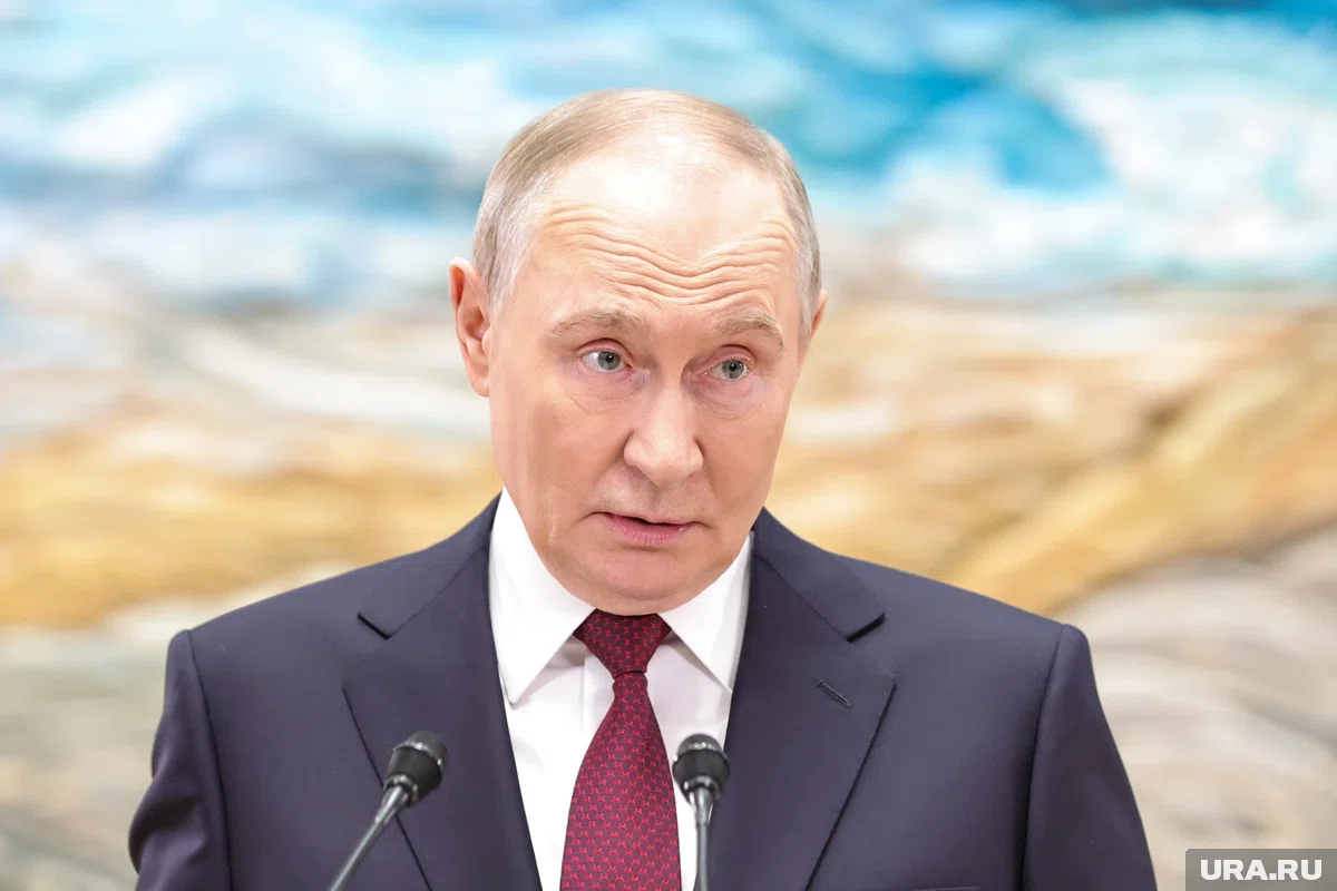 Прочитав пожелание, Путин заметно удивился