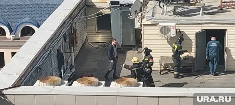 В здании горела кровля