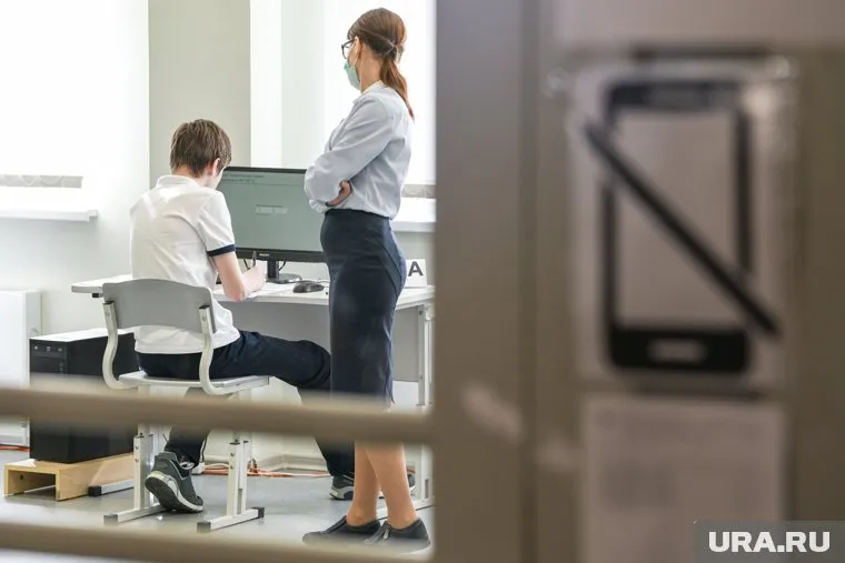 Школьник не хотел отдавать наушники учительнице