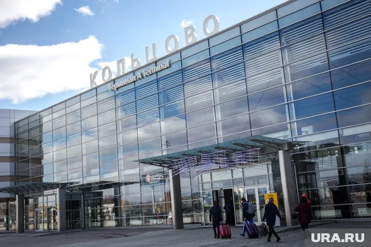 Пассажиры аэропорта Кольцово вынуждены доезжать до самолетов в полных автобусах