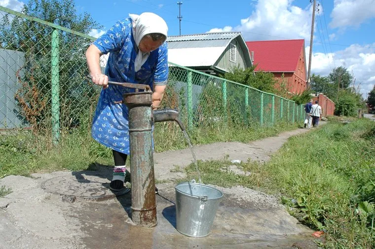 Вода. Колонка. Бабушка с ведром. Челябинск