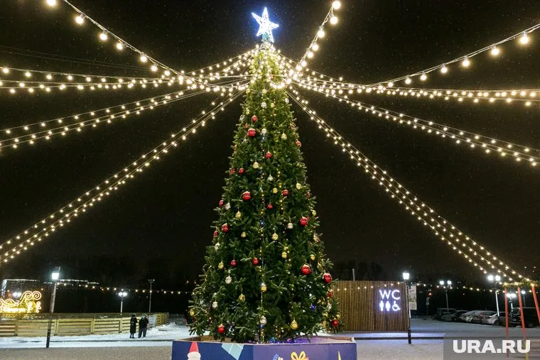 В Губкинском городскую елку открыли 16 декабря в Никольском сквере