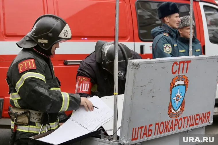 Пожар возник на седьмом этаже здания