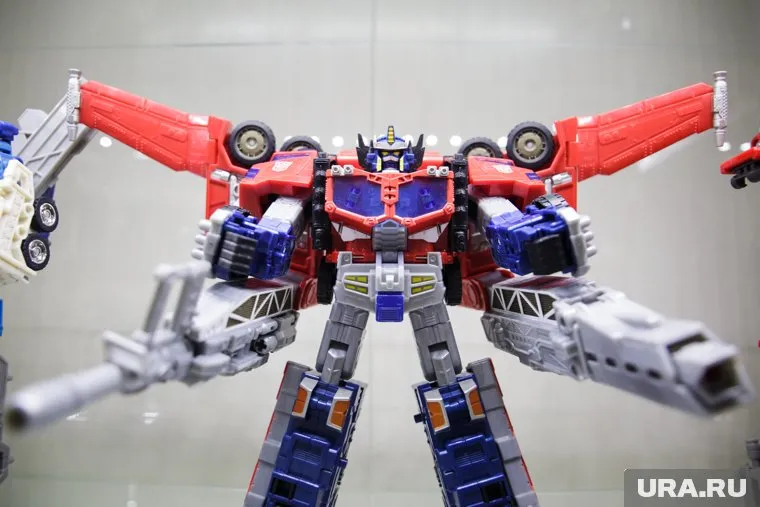 Игрушку-бластер получил в подарок мальчик из Губкинского