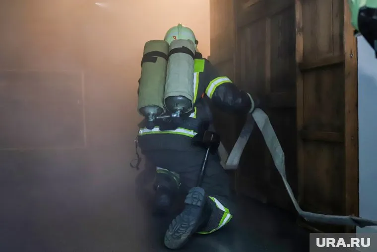 Огонь охватил верхние этажи девятиэтажки