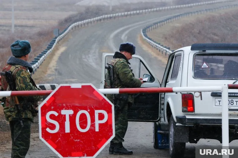 Польские пограничники пытаются оттеснить беженцев от границы слезоточивым газом и светошумовыми гранатами (фото из архива)