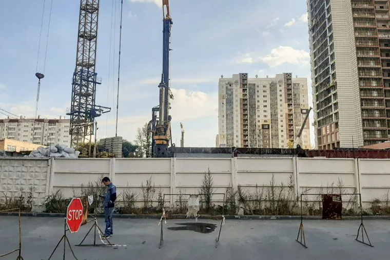 Стройка на улице Лесопарковой 7. Челябинск