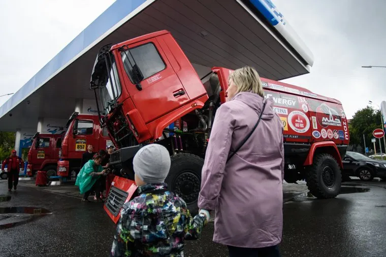 Участники ралли "Шелковый путь" на АЗС Газпромнефти. Екатеринбург