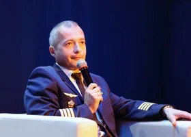 Герой России, посадивший самолет на кукурузное поле, проведет встречу с жителями ЯНАО