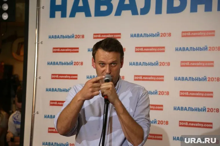 В пробах Алексея Навального обнаружили химикат, который мог передаться через пластиковый стаканчик