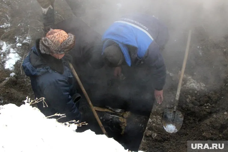 Рабочие вторые сутки ремонтируют трубу (архивное фото)