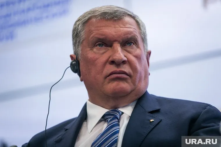 Глава «Роснефти» впервые встретится с осужденным министром в зале суда