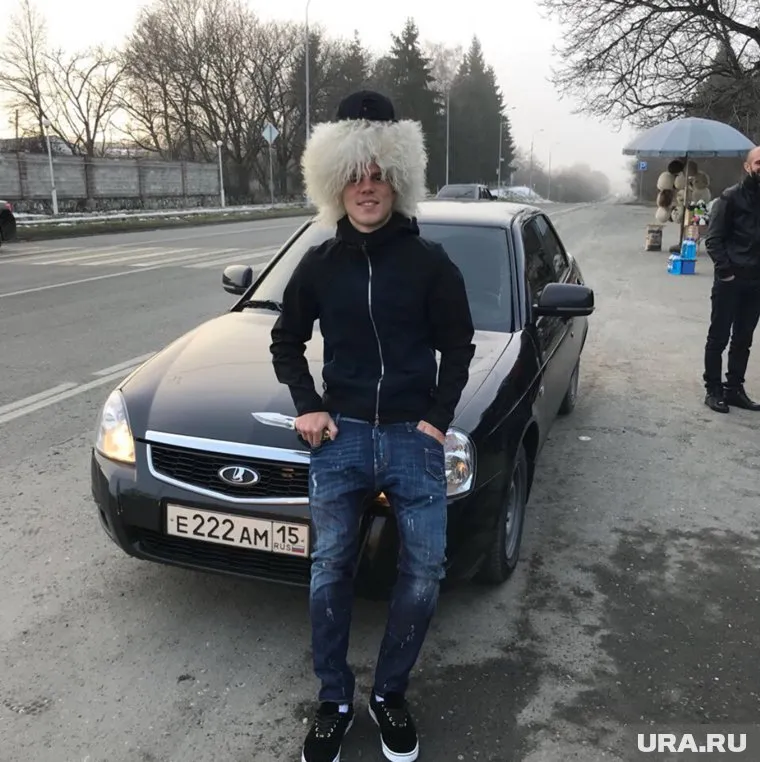 Спортсмен сделал кадр в национальном головном уборе на фоне «Лады»