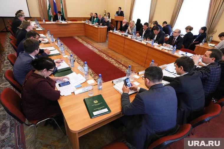 Председатель думы сделал замечание депутатам, которые сидели в телефонах (архивное фото)