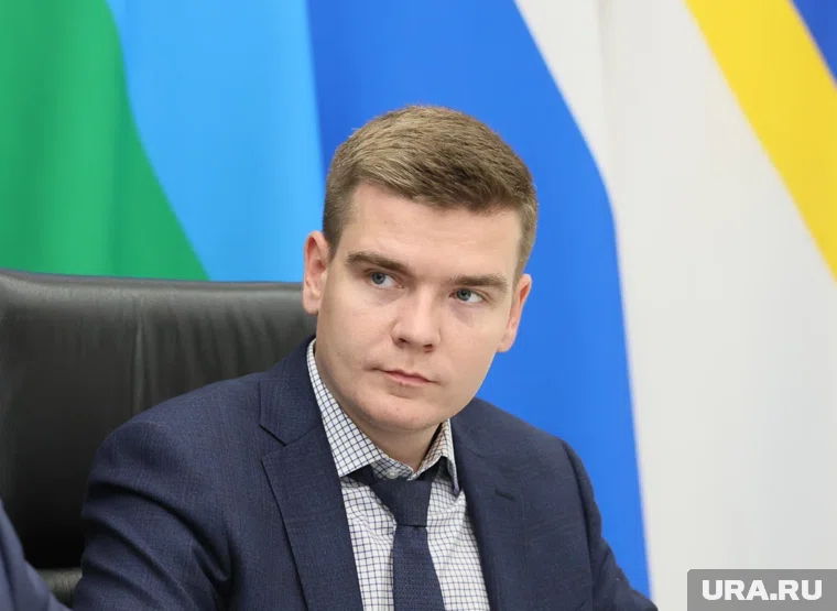 С директором депЖКК Югры Матвеем Каровым перезаключен трудовой контракт