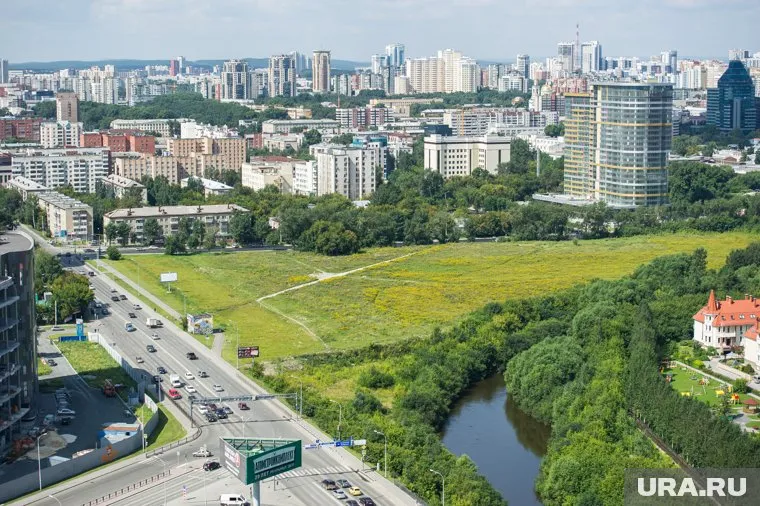 Пустырь планировали застроить еще в 2019 году, но отказались от этой идеи