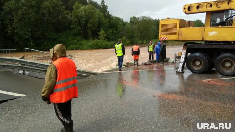 Мост разрушило потоками воды