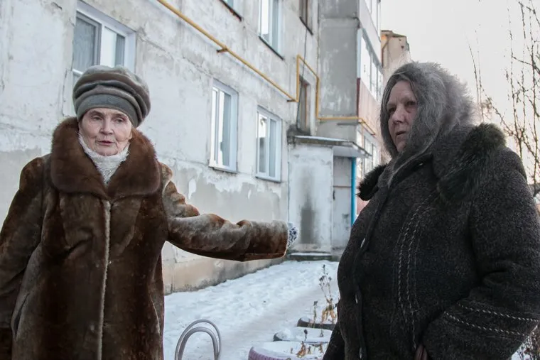 Порыв водопровода. Шумиха, местные жители, пожилые женщины