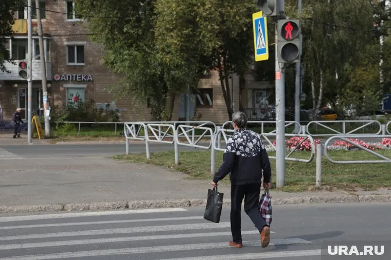 Женщина проигнорировала правила и решила перебежать дорогу, но ей помешал автобус