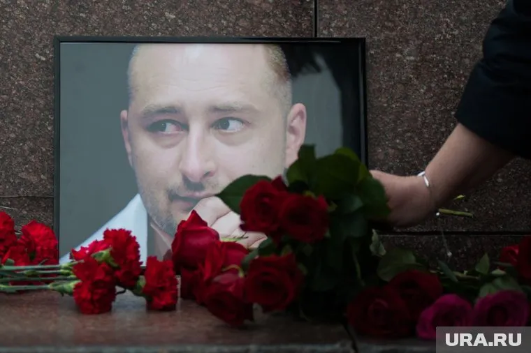 Екатеринбуржцы несли цветы к портрету «погибшего» журналиста