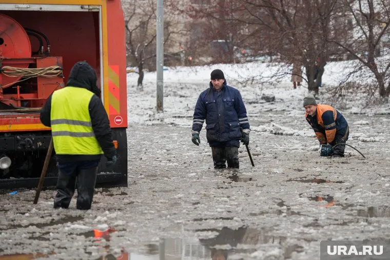 Гигантская лужа удивляет жителей Ноябрьска не первый год