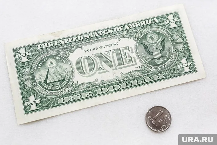 С начала этой недели российская валюта просела на 22% — с 55 до 63 рублей за доллар