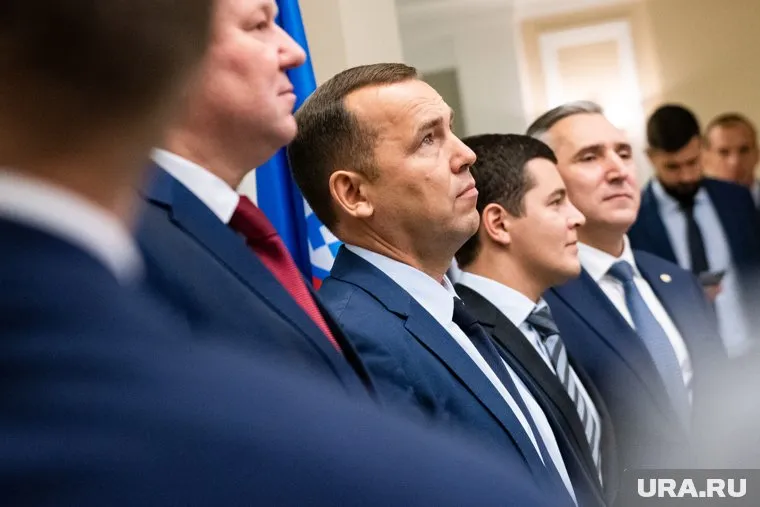 Вадим Шумков (в центре) падает в рейтинге с сентября