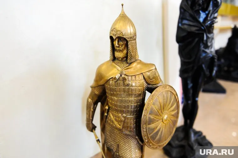 Семиметровый монумент изготовлен пока только из глины