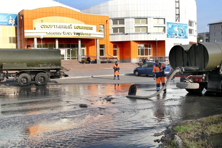 Прорыв воды у спорткомплекса
Курган, откачка воды