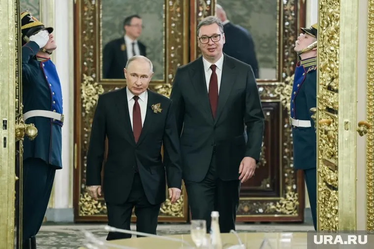 Вучич (справа) заявил, что не откажется от принципов и не введет санкции против РФ