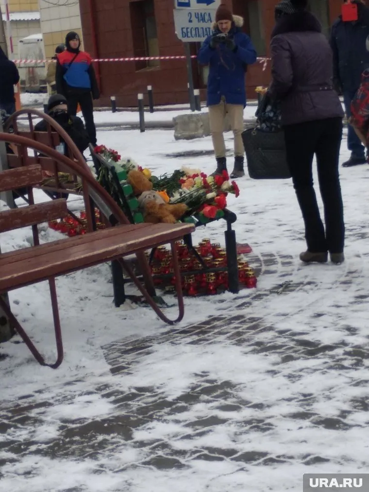 Местные жители уже приносят цветы в память о жертвах трагедии