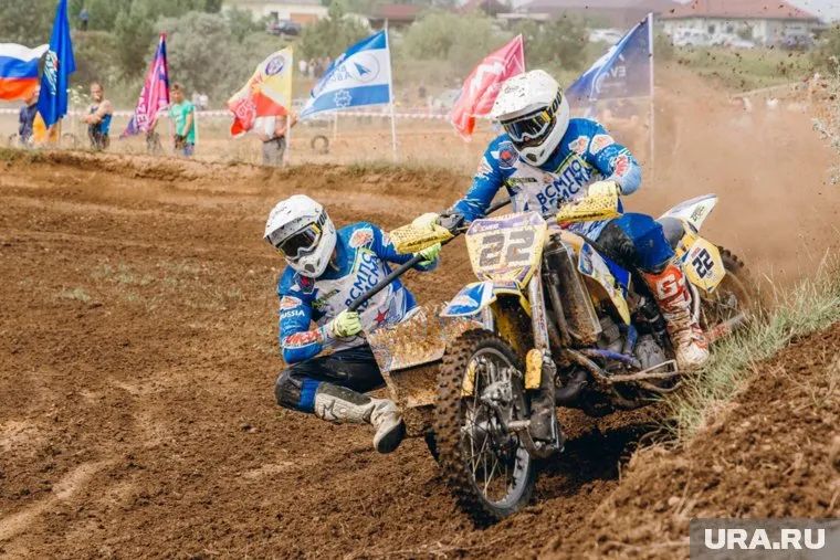 Объем двигателя мотоцикла, участвующего в гонке, не должен превышать 750 кубометров