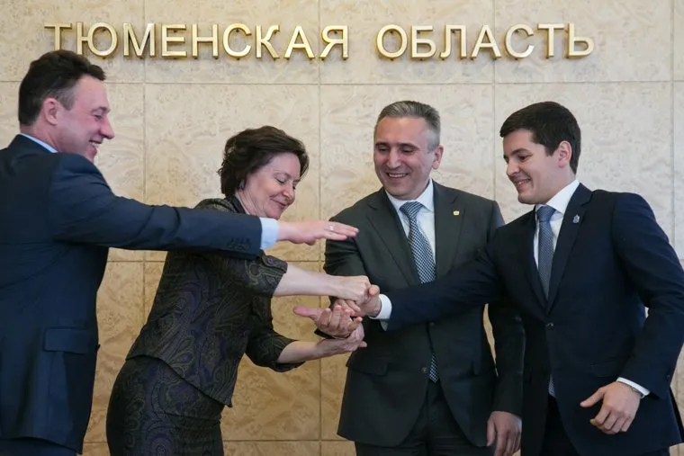 Подписание трехстороннего договора Тюменской области, ХМАО и ЯНАО, Тюмень, рукопожатие, Моор Александр, Холманских Игорь, Комарова Наталья, Артюхов Дмитрий