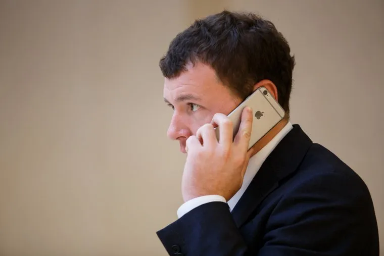 Первое заседание Законодательного собрания Свердловской области шестого созыва. Екатеринбург, телефон, айфон, iphone, мобильник, жуков дмитрий