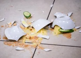 В столовой уралмашевской школы, где отравились дети, нашли тараканов