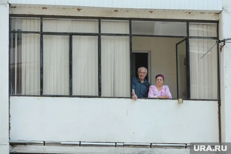 Очевидцы падения мужчины вызвали скорую помощь (фото из архива)