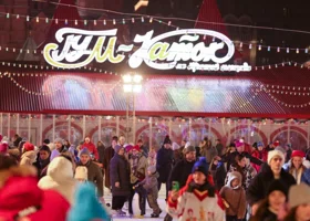 ГУМ-каток открылся для посетителей на Красной площади: торжественные кадры с Киркоровым и Навкой