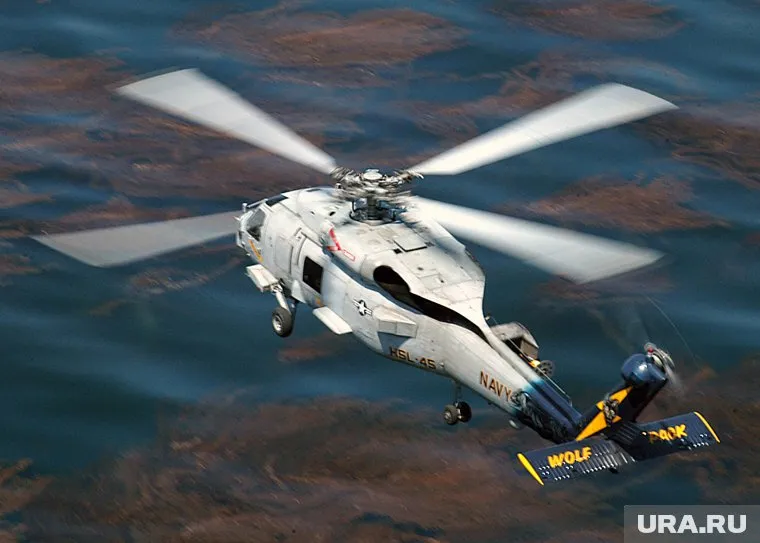 Шесть членов экипажа вертолета доставлены на берег