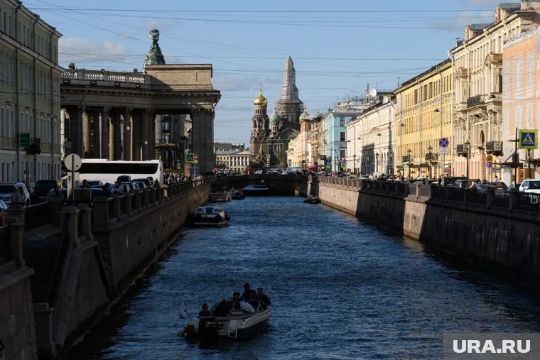 Мужчина нырнул в воду, чтобы избавиться от пакета с женскими руками и пистолетом