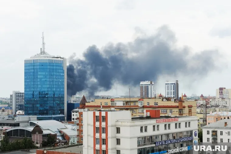 Дым от пожара видно в центре Челябинска