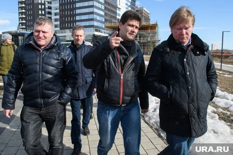 В центре Александр Высокинский, слева — вице-мэр Алексей Бубнов, справа — застройщик «Клевер Парка» Иван Кузнецов