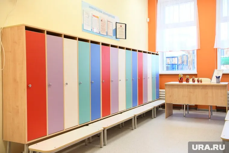 Секция шкафов была не прикреплена к стене