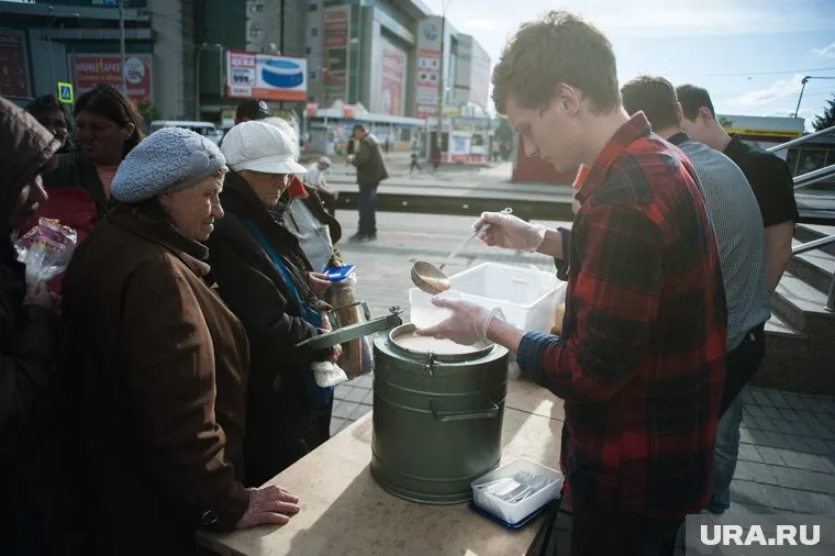 Раздача еды бездомным при поддержке фонда "Город без наркотиков" и новым первым вице-президентом фонда Тимофеем Жуковым. Екатеринбург